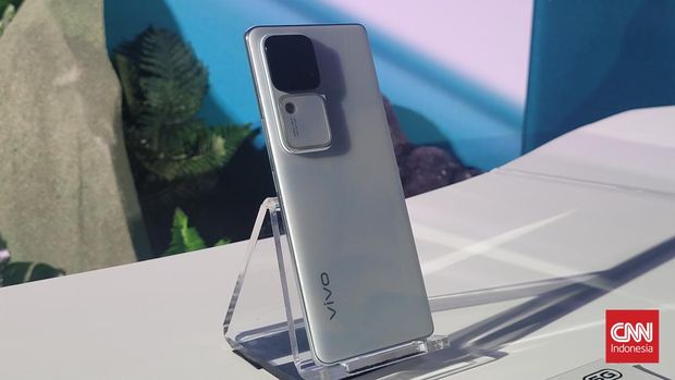 Vivo meluncurkan Vivo V30 Series yang beranggotakan Vivo V30 dan Vivo V30 Pro. Vivo V30 Pro yang dibanderol Rp8,999 juta menghadirkan pengalaman kamera Zeiss yang biasanya hanya ada di seri X. Vivo meluncurkan Vivo V30 Series yang beranggotakan Vivo V30 dan Vivo V30 Pro. Vivo V30 Pro yang dibanderol Rp8,999 juta menghadirkan pengalaman kamera Zeiss yang biasanya hanya ada di seri X. Vivo meluncurkan Vivo V30 Series yang beranggotakan Vivo V30 dan Vivo V30 Pro. Vivo V30 Pro yang dibanderol Rp8,999 juta menghadirkan pengalaman kamera Zeiss yang biasanya hanya ada di seri X. CNN Indonesia/Loamy N