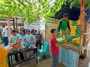 Ratusan Warga Ponorogo Rela Antre Beras Murah Ratusan Warga Ponorogo Rela Antre Beras Murah