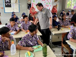 Melihat Program Makan Siang Gratis Prabowo Diuji Coba