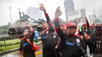 Aksi Massa Buruh Demo Hujan-hujanan di Patung Kuda