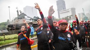 Aksi Massa Buruh Demo Hujan-hujanan di Patung Kuda