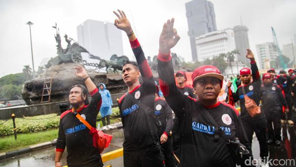 Aksi Massa Buruh Demo Hujan-hujanan di Patung Kuda