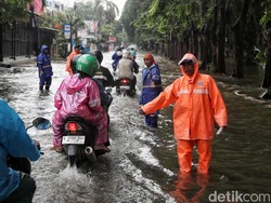 Banjir Usai Hujan Seharian di Jakarta Bikin Macet di Mana-mana