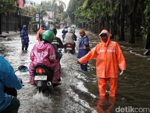 Banjir Usai Hujan Seharian di Jakarta Bikin Macet di Mana-mana Banjir Usai Hujan Seharian di Jakarta Bikin Macet di Mana-mana