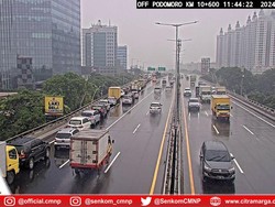 Mobil Antre Panjang di Exit Tol Kelapa Gading, Dipicu Jalan Arteri Tergenang