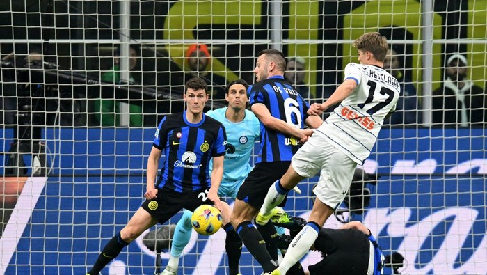 Soccer Football - Serie A - Inter Milan v Atalanta - San Siro, Milan, Italy - February 28, 2024 Atalantas Charles De Ketelaere scores a disallowed goal REUTERS/Daniele Mascolo