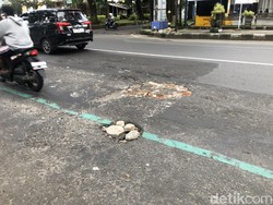 Hati-hati Ker! Banyak Jalan Berlubang di Malang Bahayakan Pengendara
