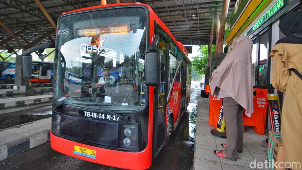Bus Listrik Trans Semanggi Kembali Beroperasi di Surabaya Bus Listrik Trans Semanggi Kembali Beroperasi di Surabaya