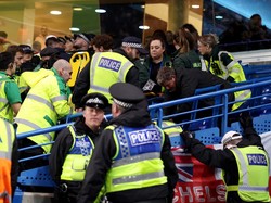 Chelsea Vs Leeds United: Duh, Ada Fans Jatuh dari Tribune Stamford Bridge