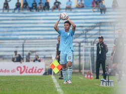 Dede Sapari Bek Muda Persela yang Berasal dari Keluarga Pevoli