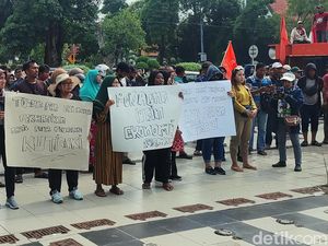 Pedagang Kutisari Selatan Bakal Hadang Pemkot Surabaya Bila Digusur Pedagang Kutisari Selatan Bakal Hadang Pemkot Surabaya Bila Digusur