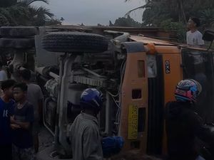 Detik-detik Kereta Tabrak Truk Pasir yang Mogok di Binjai Sumut