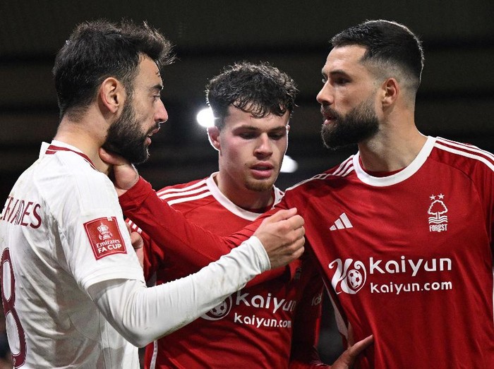 Nottingham Forest's Brazilian defender #18 Felipe (R) holds Manchester United's Portuguese midfielder #08 Bruno Fernandes by the neck, but does not receive a card, during the English FA Cup fifth round football match between Nottingham Forest and Manchester United at The City Ground, in Nottingham, central England, on February 28, 2024. (Photo by Oli SCARFF / AFP) / RESTRICTED TO EDITORIAL USE. No use with unauthorized audio, video, data, fixture lists, club/league logos or 'live' services. Online in-match use limited to 120 images. An additional 40 images may be used in extra time. No video emulation. Social media in-match use limited to 120 images. An additional 40 images may be used in extra time. No use in betting publications, games or single club/league/player publications. /