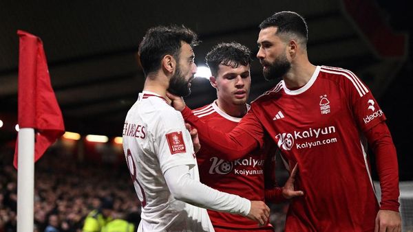 Momen Bruno Fernandes Kena Cekik Pemain Nottingham