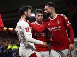 Dalam sebuah momen pertandingan di City Ground, Bruno Fernandes dan Felipe terlibat argumen. Foto: AFP/OLI SCARFF