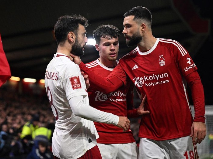 Nottingham Forest's Brazilian defender #18 Felipe (R) holds Manchester United's Portuguese midfielder #08 Bruno Fernandes by the neck, but does not receive a card, during the English FA Cup fifth round football match between Nottingham Forest and Manchester United at The City Ground, in Nottingham, central England, on February 28, 2024. (Photo by Oli SCARFF / AFP) / RESTRICTED TO EDITORIAL USE. No use with unauthorized audio, video, data, fixture lists, club/league logos or 'live' services. Online in-match use limited to 120 images. An additional 40 images may be used in extra time. No video emulation. Social media in-match use limited to 120 images. An additional 40 images may be used in extra time. No use in betting publications, games or single club/league/player publications. /