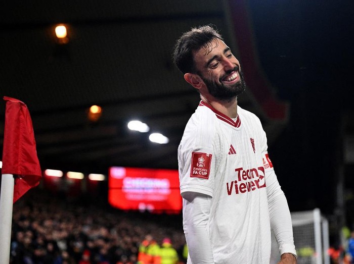 Manchester United's Portuguese midfielder #08 Bruno Fernandes reacts after Nottingham Forest's Brazilian defender #18 Felipe (unseen) was not given a card for holding him by the neck, during the English FA Cup fifth round football match between Nottingham Forest and Manchester United at The City Ground, in Nottingham, central England, on February 28, 2024. (Photo by Oli SCARFF / AFP) / RESTRICTED TO EDITORIAL USE. No use with unauthorized audio, video, data, fixture lists, club/league logos or 'live' services. Online in-match use limited to 120 images. An additional 40 images may be used in extra time. No video emulation. Social media in-match use limited to 120 images. An additional 40 images may be used in extra time. No use in betting publications, games or single club/league/player publications. /