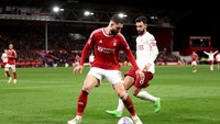 Insiden cekik itu melibatkan Felipe-nya Nottingham Forest dan Bruno Fernandes. Foto: Getty Images/Catherine Ivill