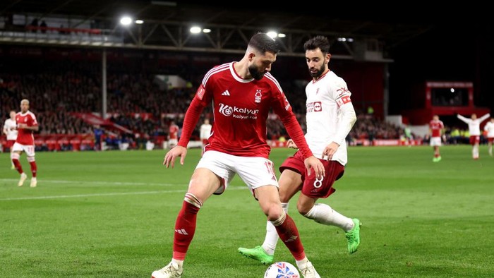 NOTTINGHAM, ENGLAND - FEBRUARY 28: Felipe of Nottingham Forest controls the ball whilst under pressure from Bruno Fernandes of Manchester United during the Emirates FA Cup Fifth Round match between Nottingham Forest and Manchester United at City Ground on February 28, 2024 in Nottingham, England. (Photo by Catherine Ivill/Getty Images)