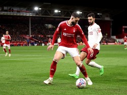 Insiden cekik itu melibatkan Felipe-nya Nottingham Forest dan Bruno Fernandes. Foto: Getty Images/Catherine Ivill