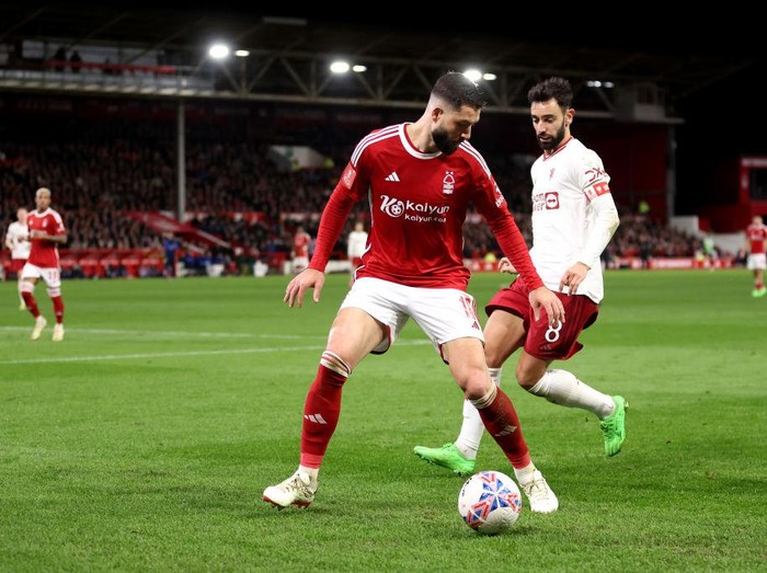 NOTTINGHAM, ENGLAND - FEBRUARY 28: Felipe of Nottingham Forest controls the ball whilst under pressure from Bruno Fernandes of Manchester United during the Emirates FA Cup Fifth Round match between Nottingham Forest and Manchester United at City Ground on February 28, 2024 in Nottingham, England. (Photo by Catherine Ivill/Getty Images)