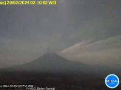 Gunung Semeru Muntahkan Abu Vulkanik Setinggi 1.000 Meter