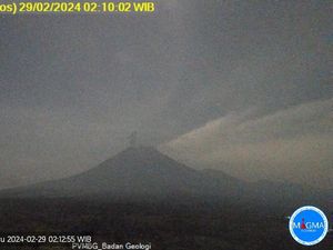 Gunung Semeru Muntahkan Abu Vulkanik Setinggi 1.000 Meter