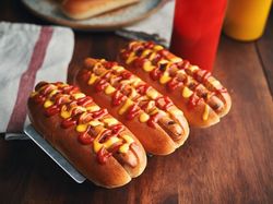 Gokil! Pria Ini Habiskan 58 Hot Dog Demi Hadiah Rp 300 Juta