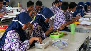 Anak SMP di Tangerang Mulai Coba Makan Siang Gratis Rp 15.000 Ala Prabowo
