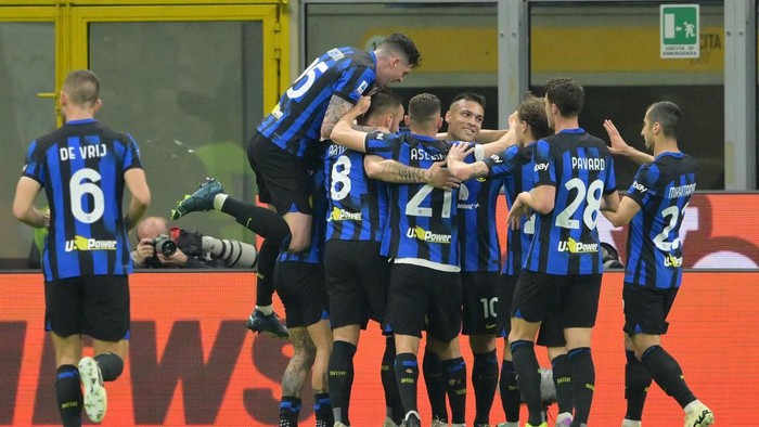MILAN, ITALY - FEBRUARY 28: Matteo Darmian of FC Internazionale celebrates with his teammates after scoring opening goal during the Serie A TIM match between FC Internazionale and Atalanta BC - Serie A TIM  at Stadio Giuseppe Meazza on February 28, 2024 in Milan, Italy. (Photo by Giuseppe Bellini/Getty Images)