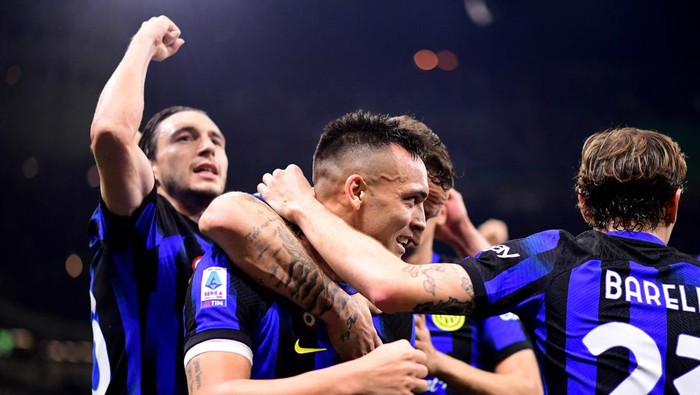 Soccer Football - Serie A - Inter Milan v Atalanta - San Siro, Milan, Italy - February 28, 2024 Inter Milans Lautaro Martinez celebrates scoring their second goal with teammates REUTERS/Daniele Mascolo