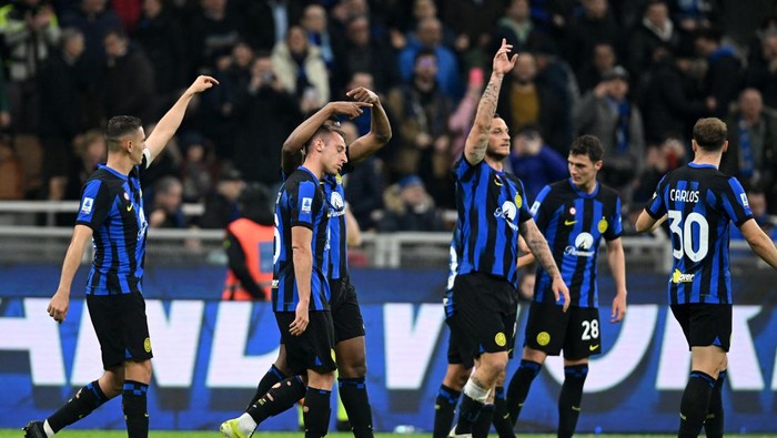 Soccer Football - Serie A - Inter Milan v Atalanta - San Siro, Milan, Italy - February 28, 2024 Inter Milans Davide Frattesi celebrates scoring their fourth goal with teammates REUTERS/Daniele Mascolo