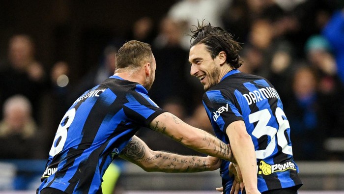 Soccer Football - Serie A - Inter Milan v Atalanta - San Siro, Milan, Italy - February 28, 2024 Inter Milans Matteo Darmian celebrates scoring their first goal with Marko Arnautovic REUTERS/Daniele Mascolo