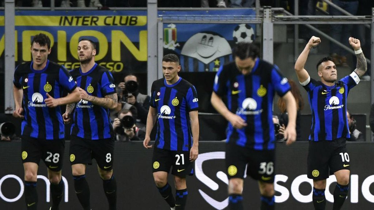 Martinez (kanan) merayakan golnya ke gawang Atalanta. Foto: Getty Images/Pier Marco Tacca