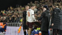 Cedera hamstring Jack Grealish kambuh ketika dirinya main di Piala FA saat City hadapi Luton Town, Rabu (28/2). main sebagai starter, Grealish ditarik pada menit ke-38 (AP)
