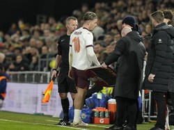 Cedera hamstring Jack Grealish kambuh ketika dirinya main di Piala FA saat City hadapi Luton Town, Rabu (28/2). main sebagai starter, Grealish ditarik pada menit ke-38 (AP)