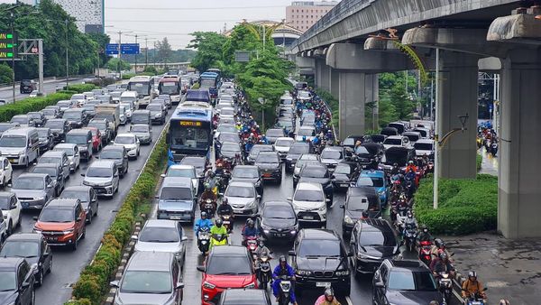 Jakarta Diguyur Hujan, Jalan MT Haryono Macet