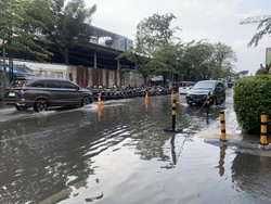 Diguyur Hujan, Ruas Jalan Depan Centre Point Medan Tergenang