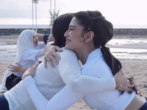 6 Potret Jennifer Bachdim Olahraga Bareng Dian Sastrowardoyo, Duo Hot Mom 6 Potret Jennifer Bachdim Olahraga Bareng Dian Sastrowardoyo, Duo Hot Mom