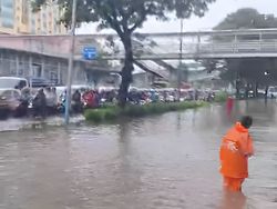 Video: Jl Letjen Suprapto Banjir, Kendaraan Dialihkan ke Jalur TransJakarta
