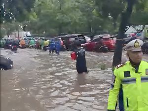 Banjir di Cempaka Putih Jakpus Picu Macet Panjang, Ini Penampakannya
