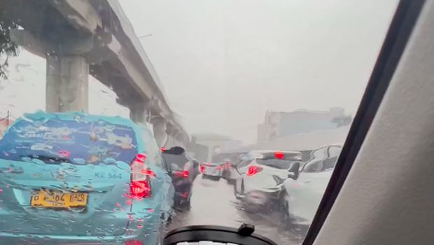 Kawasan Kelapa Gading, Jakut, termasuk wilayah yang jalannya tergenang banjir pagi tadi. Kondisi jalan tergenang itu memicu kemacetan lalu lintas. (dok Pribadi/Dimas)