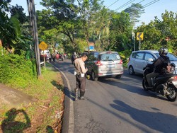 Terpeleset Tumpahan Solar, 2 Pemotor Tewas Tertabrak Mobil di Semarang
