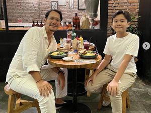 Keseruan Angga MALIQ & DEssentials Saat Ngopi dan Makan Bareng Anak