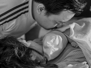 Suami Kiki Amalia Terharu saat Mengazani Anak Pertamanya Suami Kiki Amalia Terharu saat Mengazani Anak Pertamanya