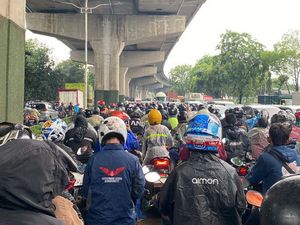 Cerita Warga Terjebak di Jalan Raya Bekasi Cakung, Lalu Lintas Tidak Bergerak Cerita Warga Terjebak di Jalan Raya Bekasi Cakung, Lalu Lintas Tidak Bergerak
