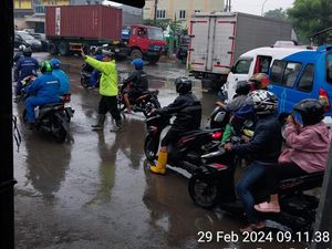 Banjir Bikin Lalin di Cakung Macet Tak Bergerak Pagi Ini