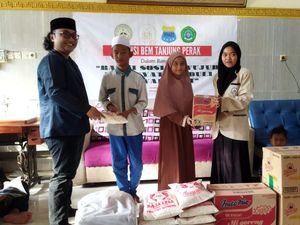 Aliansi Mahasiswa Bagi Beras dan Telur ke Warga di Surabaya Utara Aliansi Mahasiswa Bagi Beras dan Telur ke Warga di Surabaya Utara