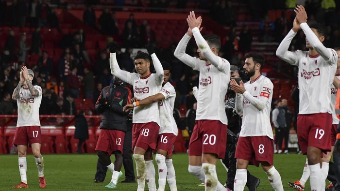 Manchester Uniteds Casemiro (18) and his team mates applaud to supporters after the English FA Cup fifth round soccer match between Nottingham Forest and Manchester United at City ground in Nottingham, England, Wednesday, Feb. 28, 2024. (AP Photo/Rui Vieira)