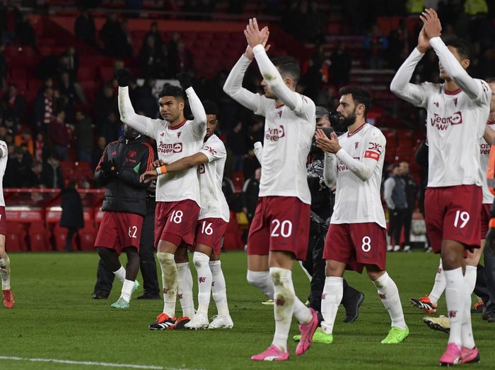 Manchester United's Casemiro (18) and his team mates applaud to supporters after the English FA Cup fifth round soccer match between Nottingham Forest and Manchester United at City ground in Nottingham, England, Wednesday, Feb. 28, 2024. (AP Photo/Rui Vieira)